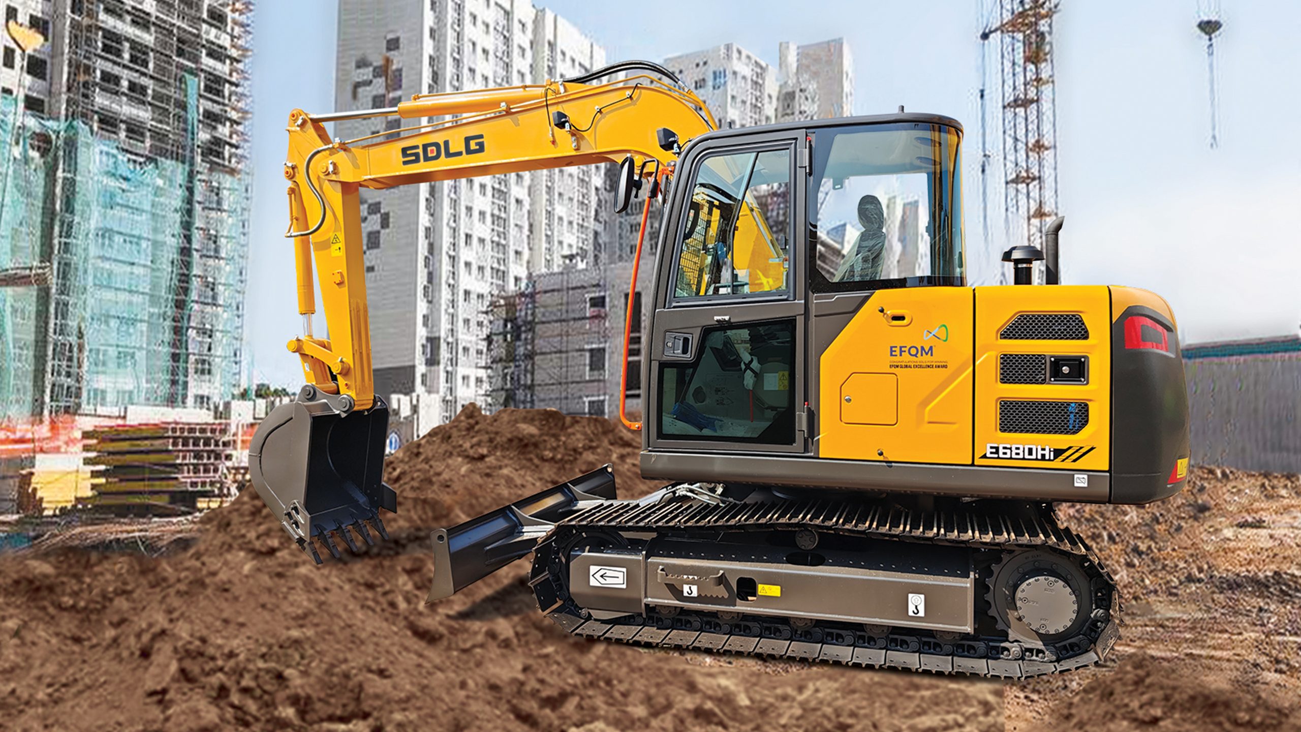 SDLG E680Hi Excavators, three-quarter view